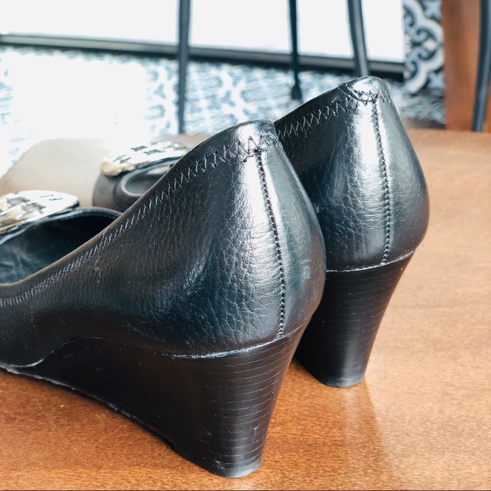 SOLD! TORY BURCH Black Gold Chelsea Wedge 7.5 - Picture 4 of 6